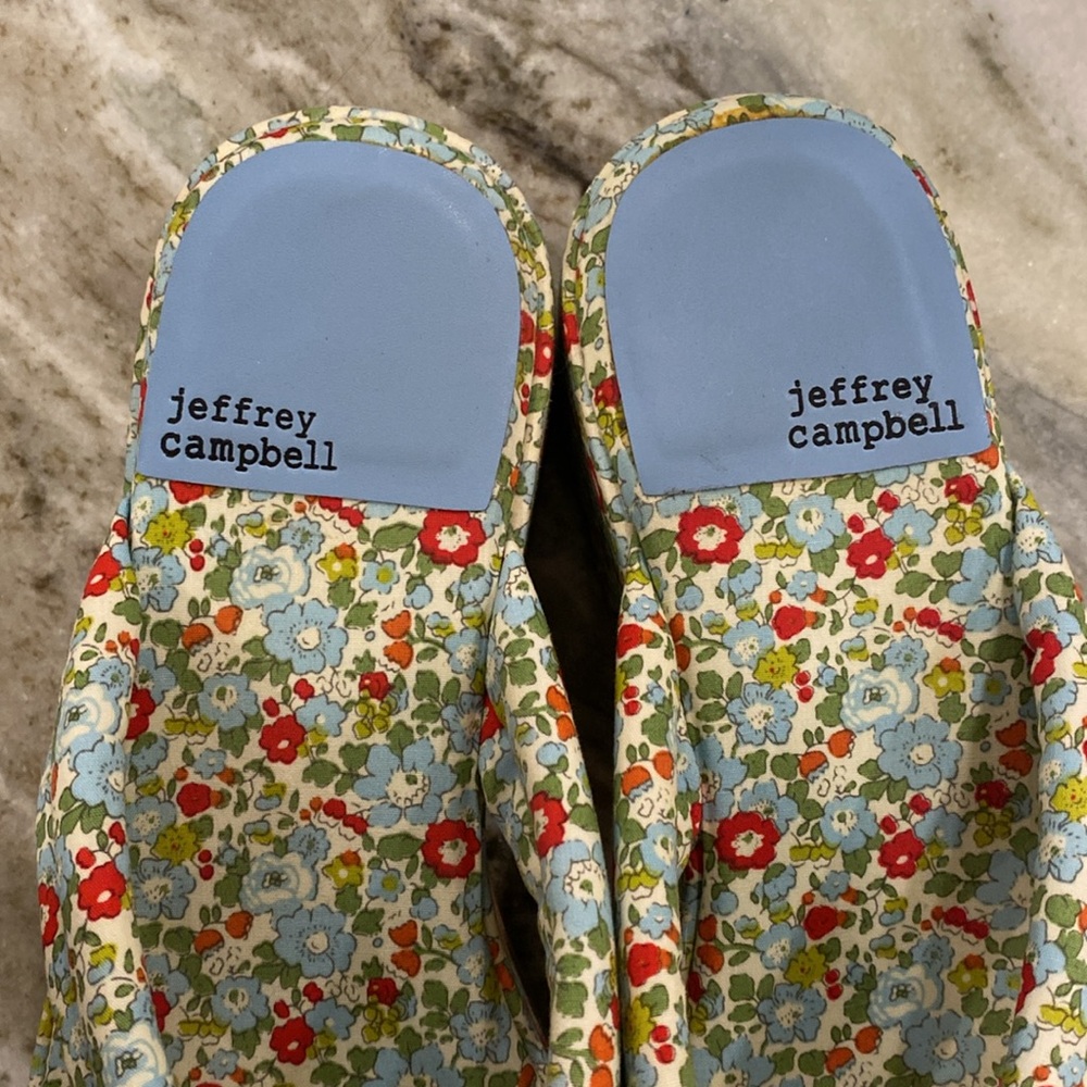 Jeffrey Campbell • Luau Green Floral Platform Flip Flop Sandals - Picture 4 of 7
